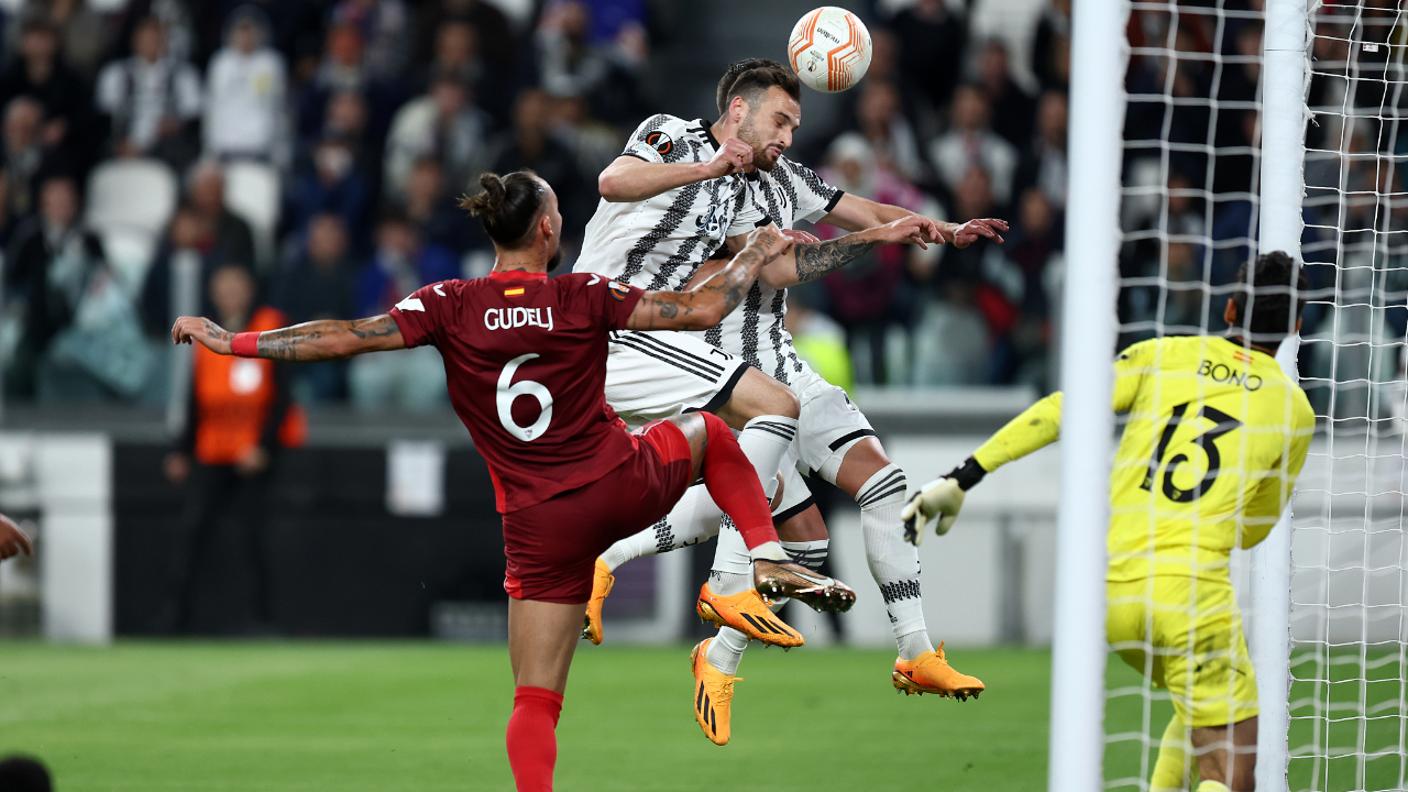 米兰体育APP-尤文图斯球员在比赛中突破对手防线,连续绝杀几次